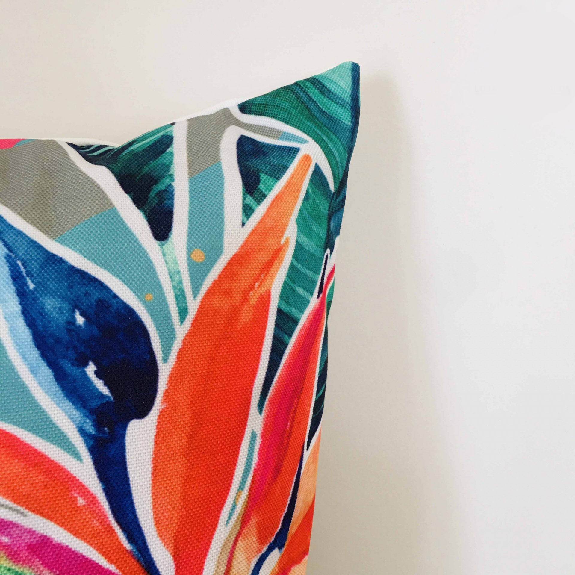 Almofada colorida com padrão floral sobre fundo branco