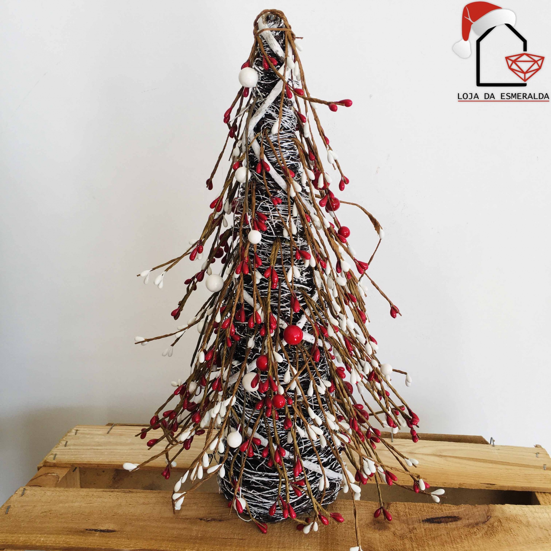 Árvore de Natal decorativa em fios pretos e brancos com ramos e bolas vermelhas e brancas