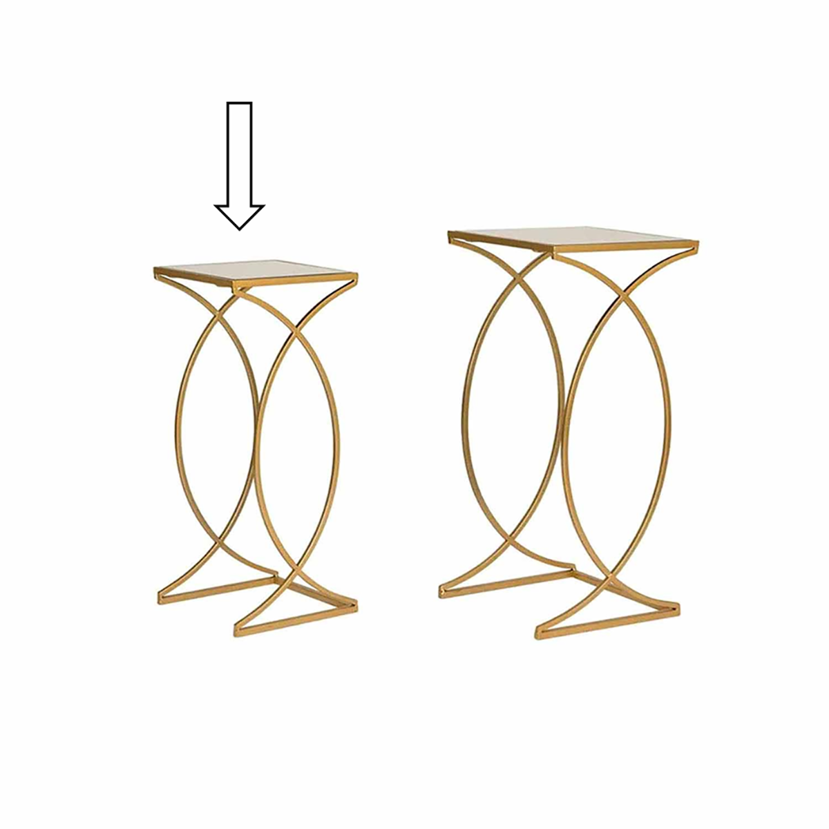 Duas mesas decorativas com estrutura dourada e tampo branco