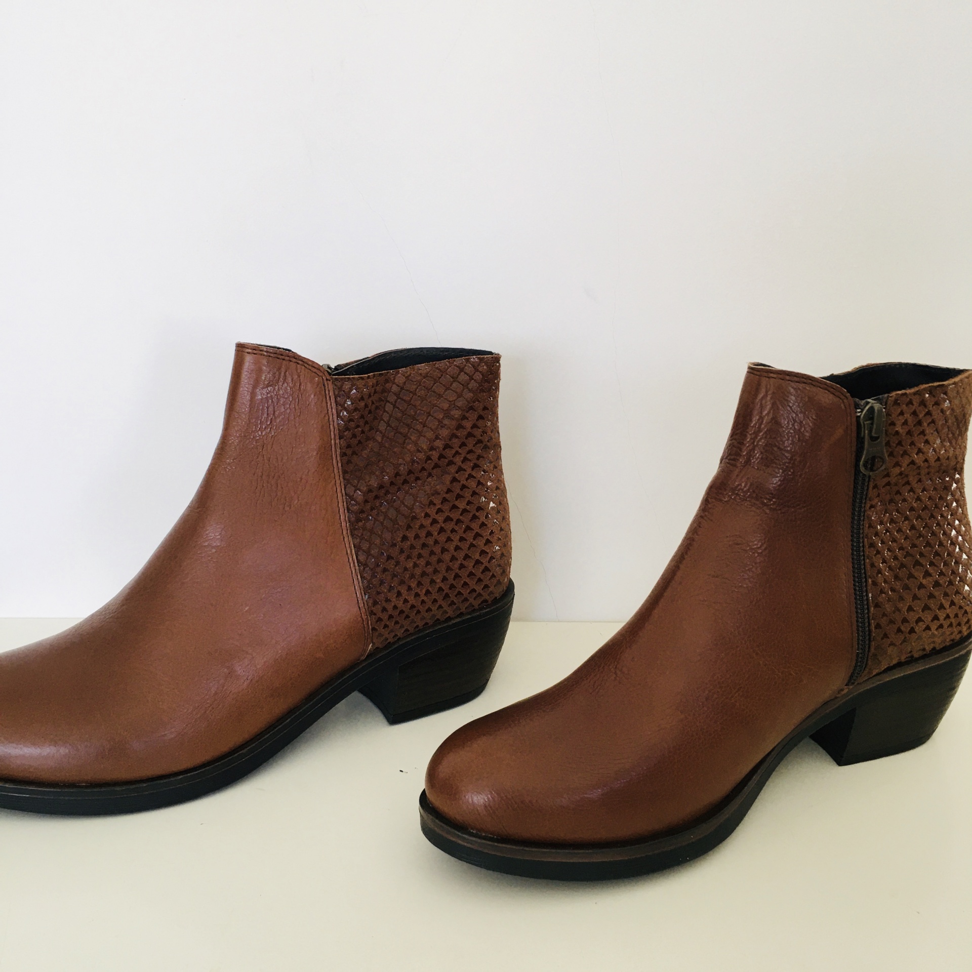 Botins castanhos com textura de pele de réptil na parte traseira