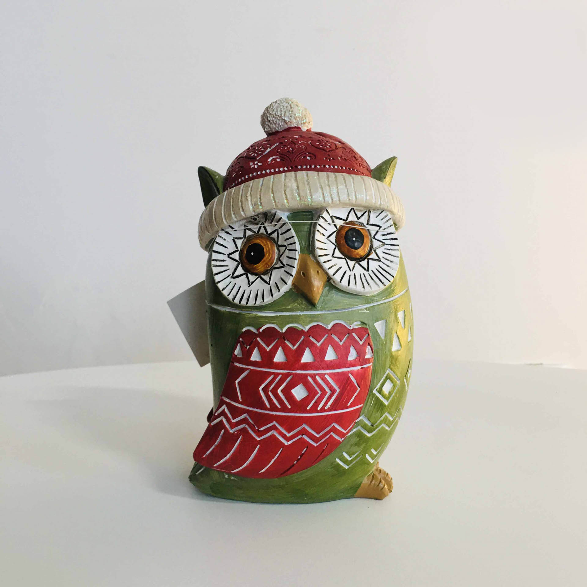 Figura decorativa de coruja em cerâmica com gorro vermelho