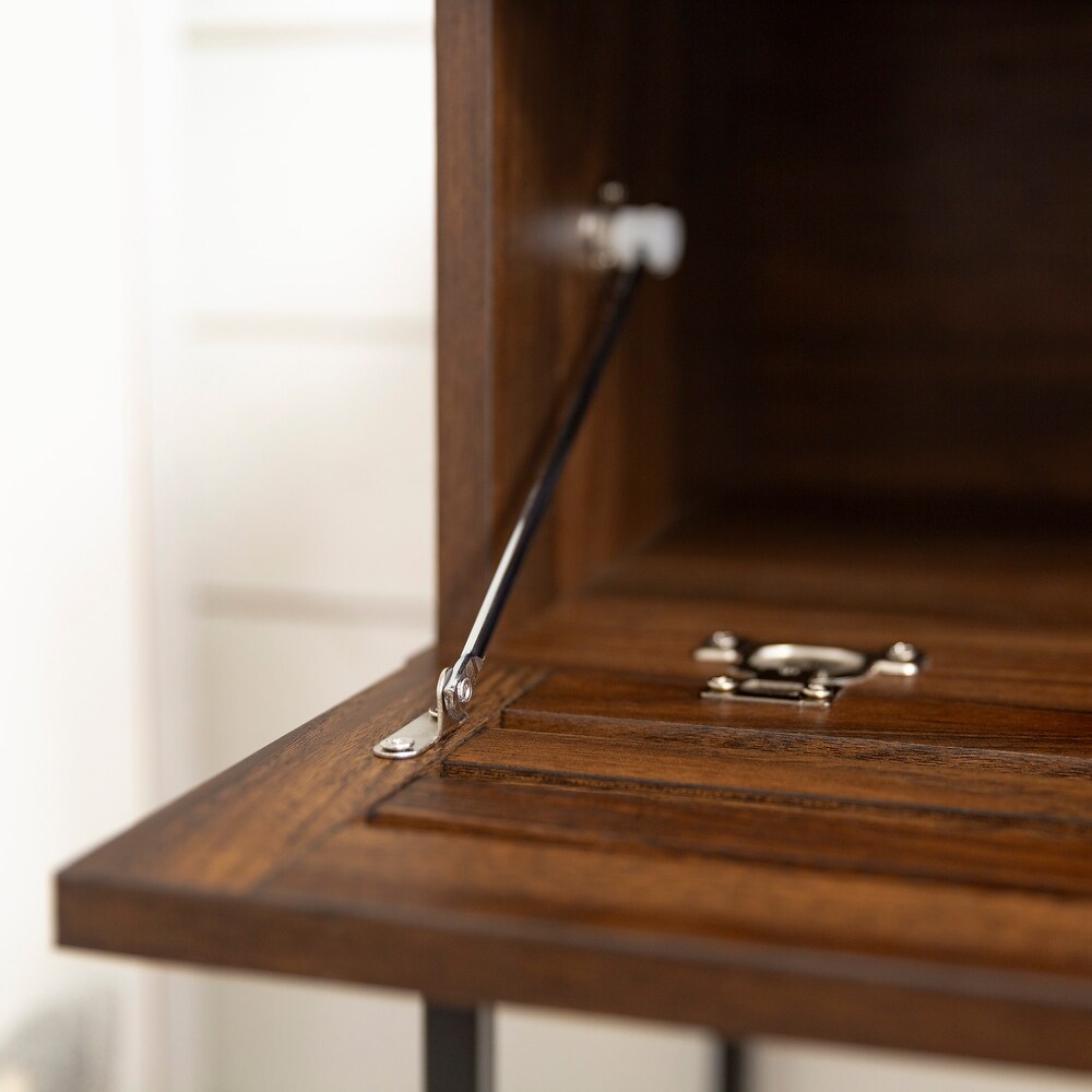 móvel em madeira escura com dobradiça metálica prateada e textura natural