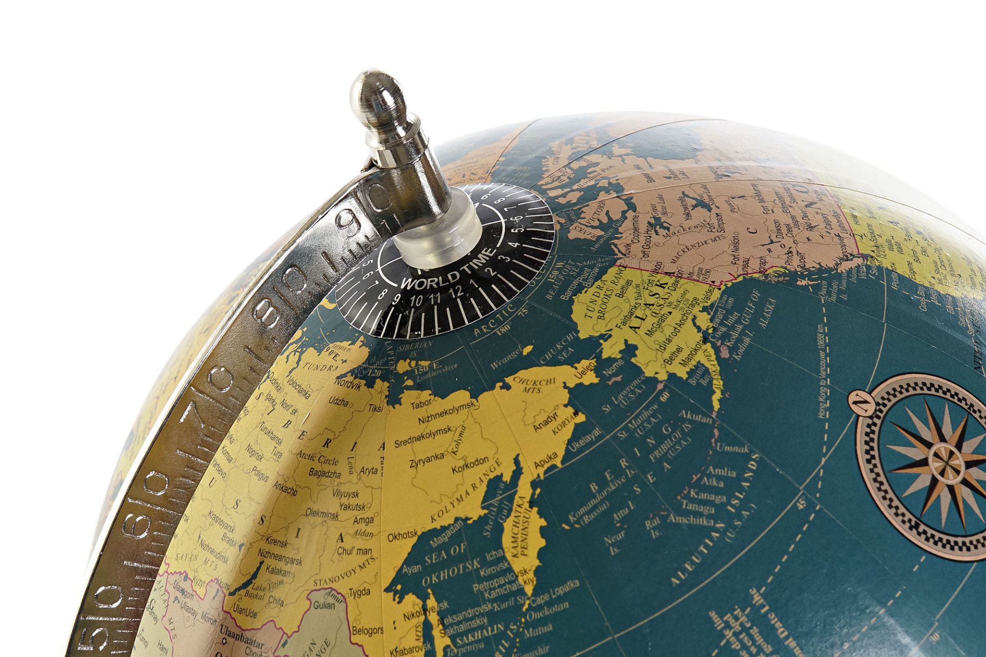 Parte superior de um globo terrestre decorativo com estrutura metálica prateada.