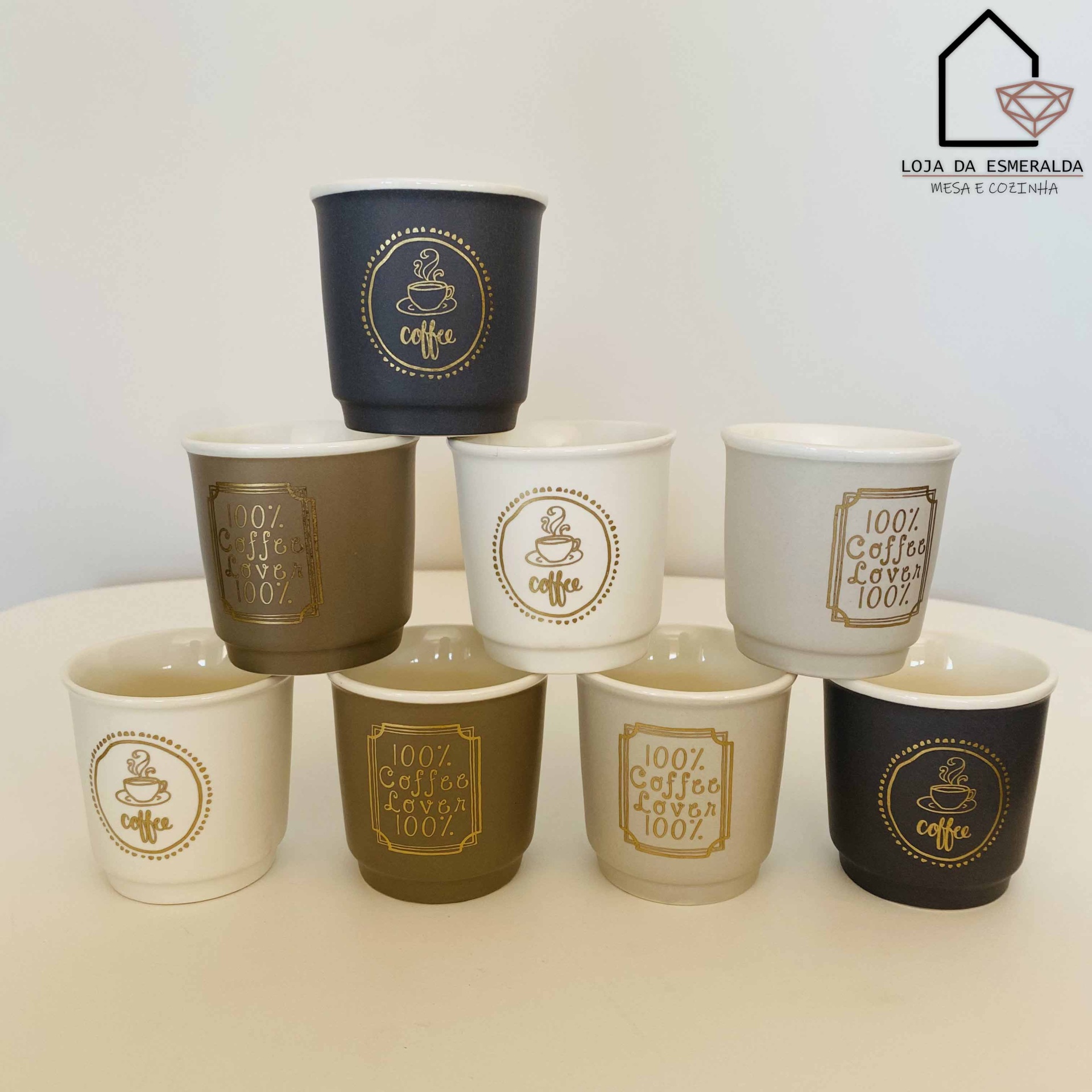 Conjunto de nove chávenas de café cerâmicas em várias cores com estampados dourados