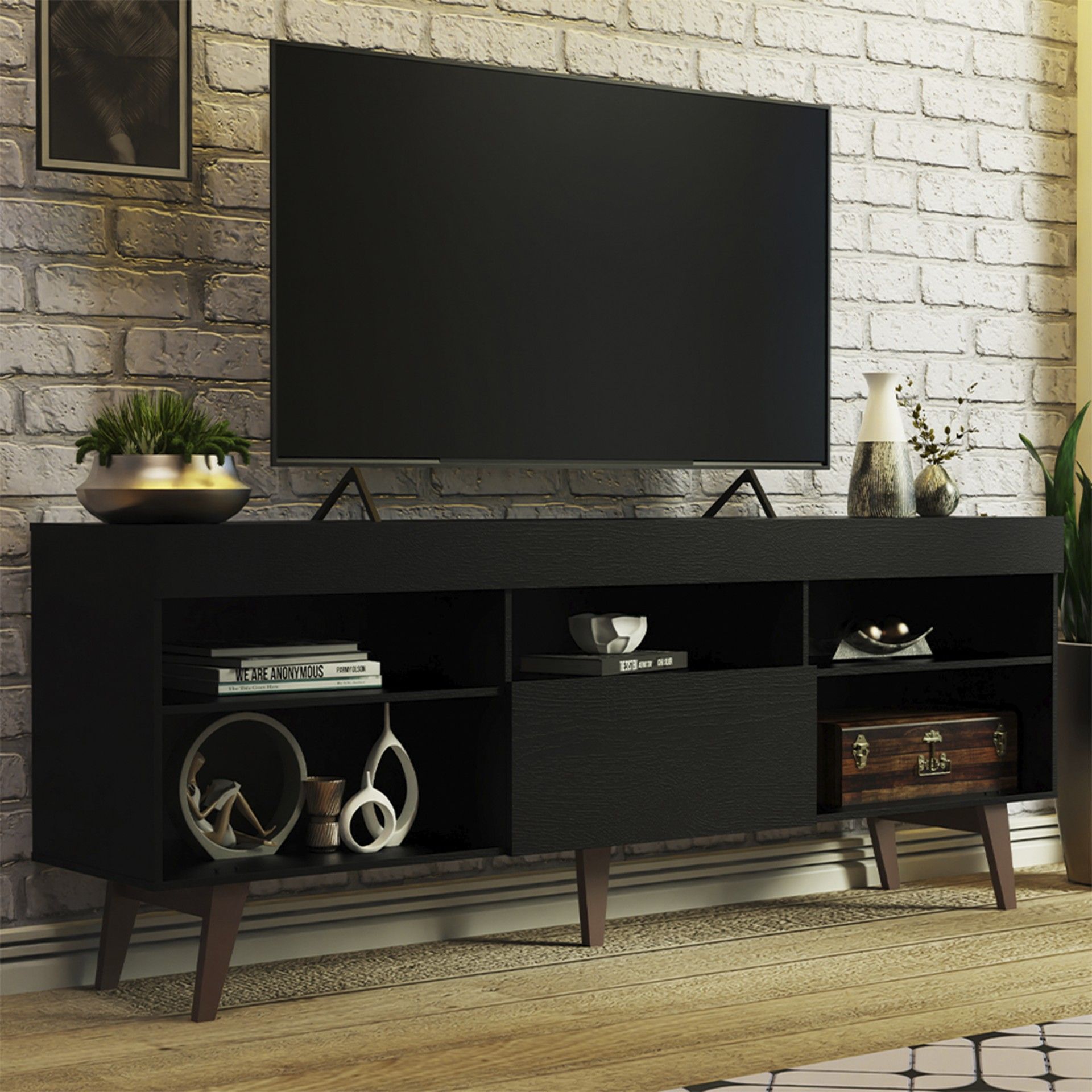 Aparador preto para televisão com objetos decorativos e parede branca de tijolo