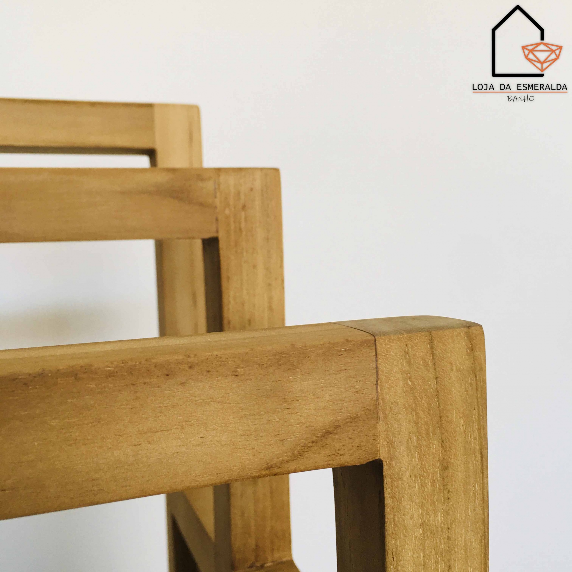 Parte superior de cadeiras de madeira com acabamento natural e logo Loja da Esmeralda