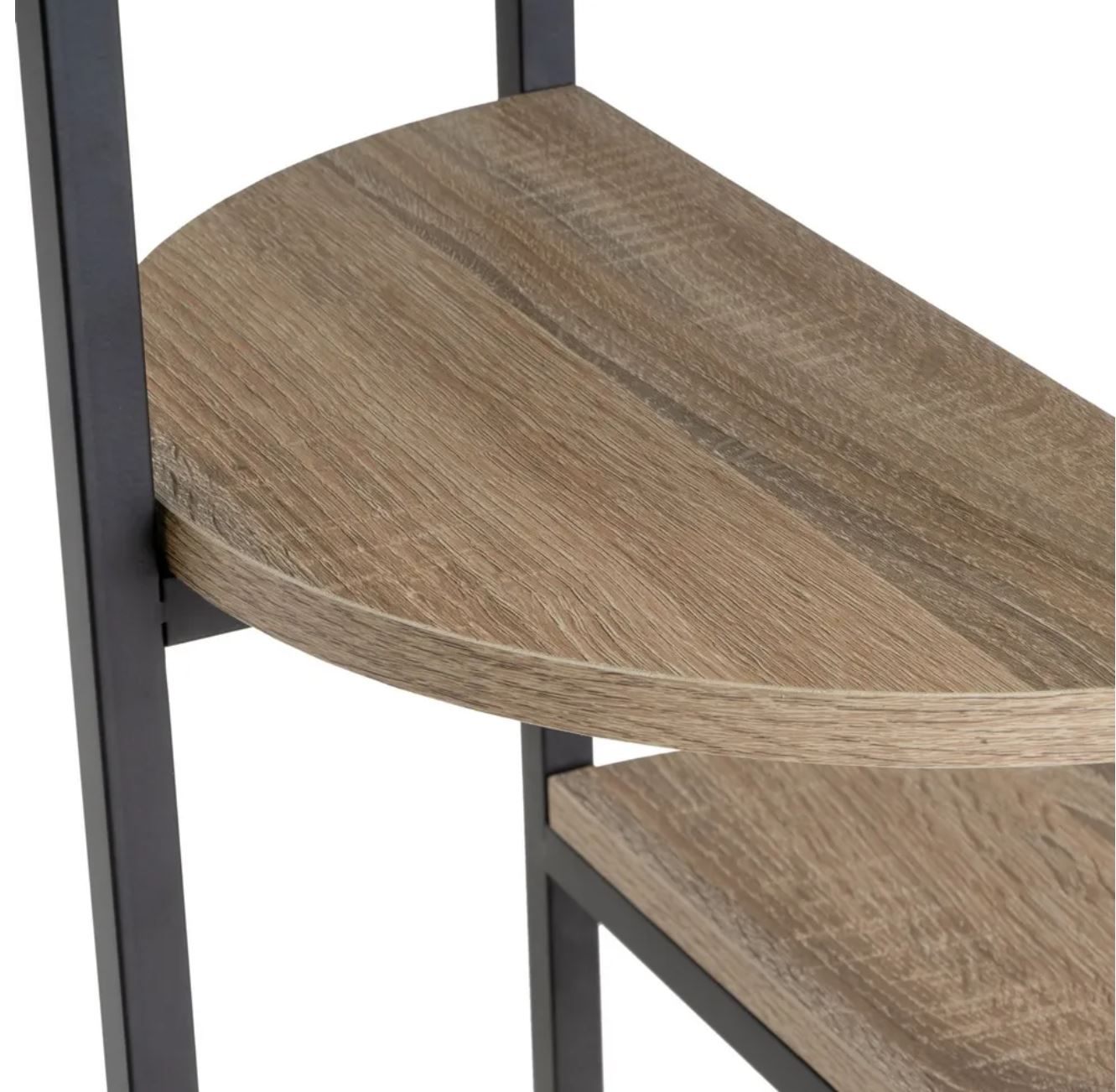 Cadeira com assento e encosto em madeira castanha clara e estrutura metálica preta