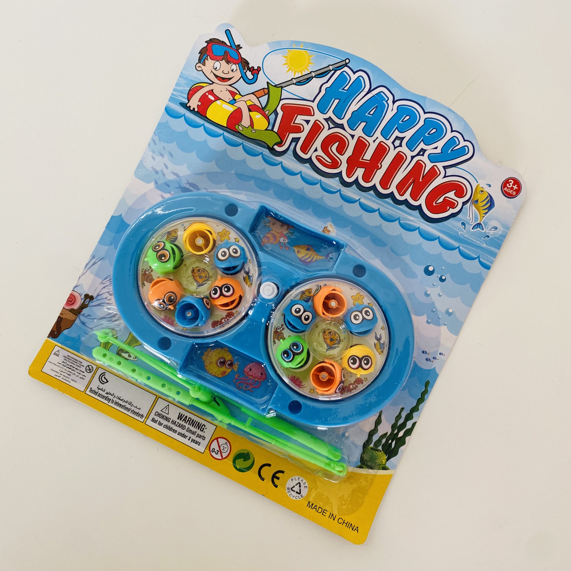 Brinquedo de pesca Happy Fishing em embalagem azul com ilustrações e peixes coloridos