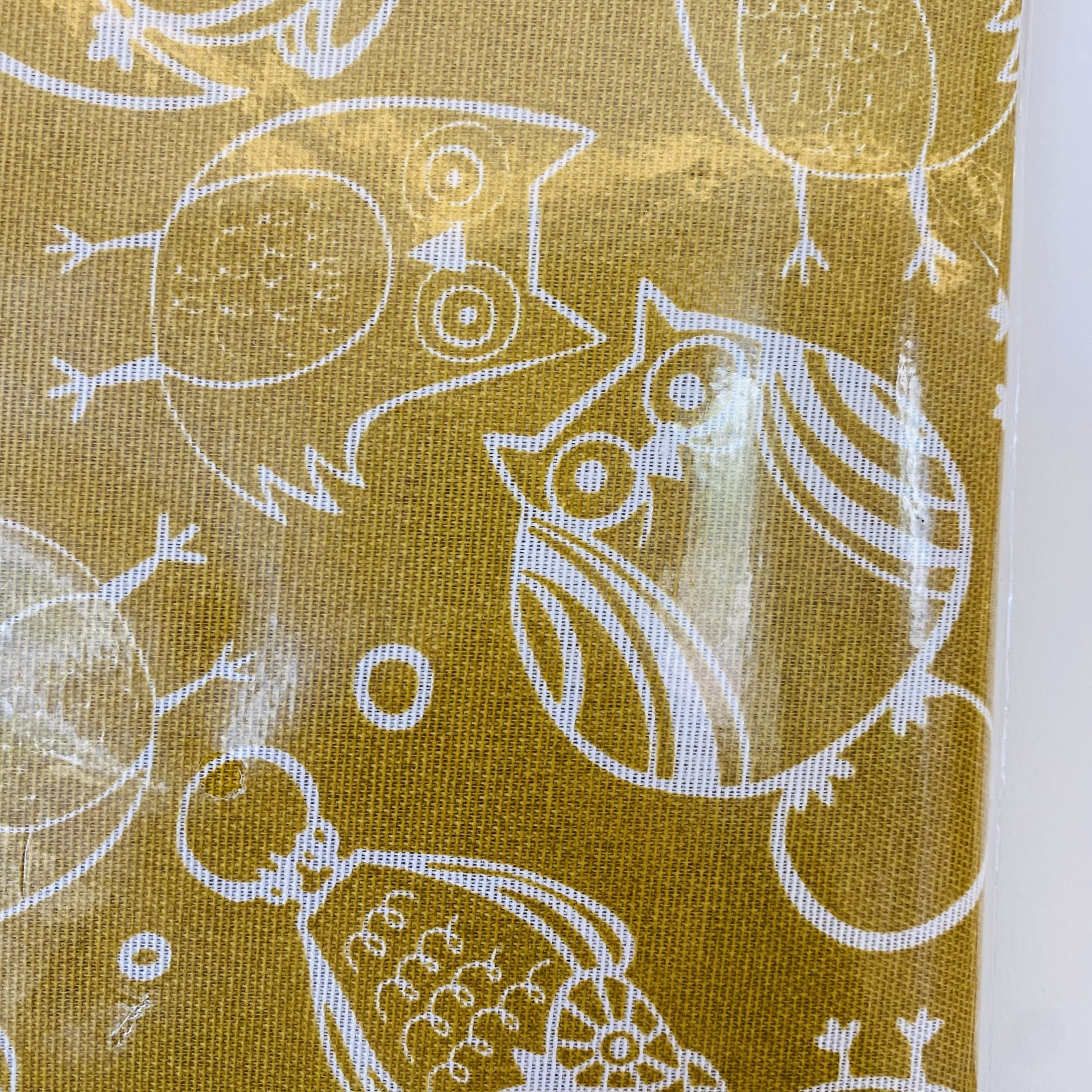 tecido amarelo mostarda com corujas brancas estampadas