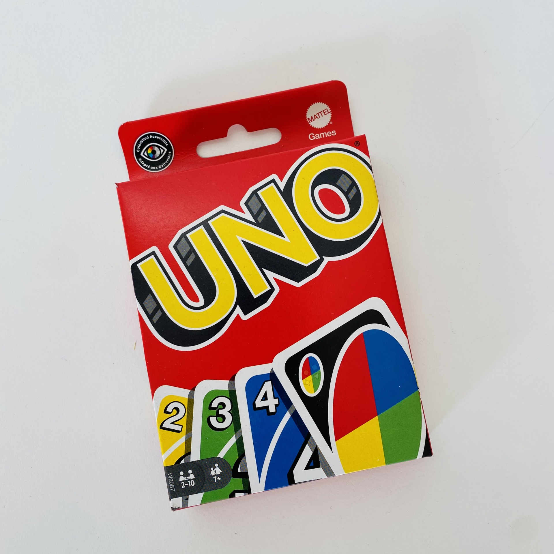 Embalagem do jogo de cartas UNO vermelha com cartas coloridas