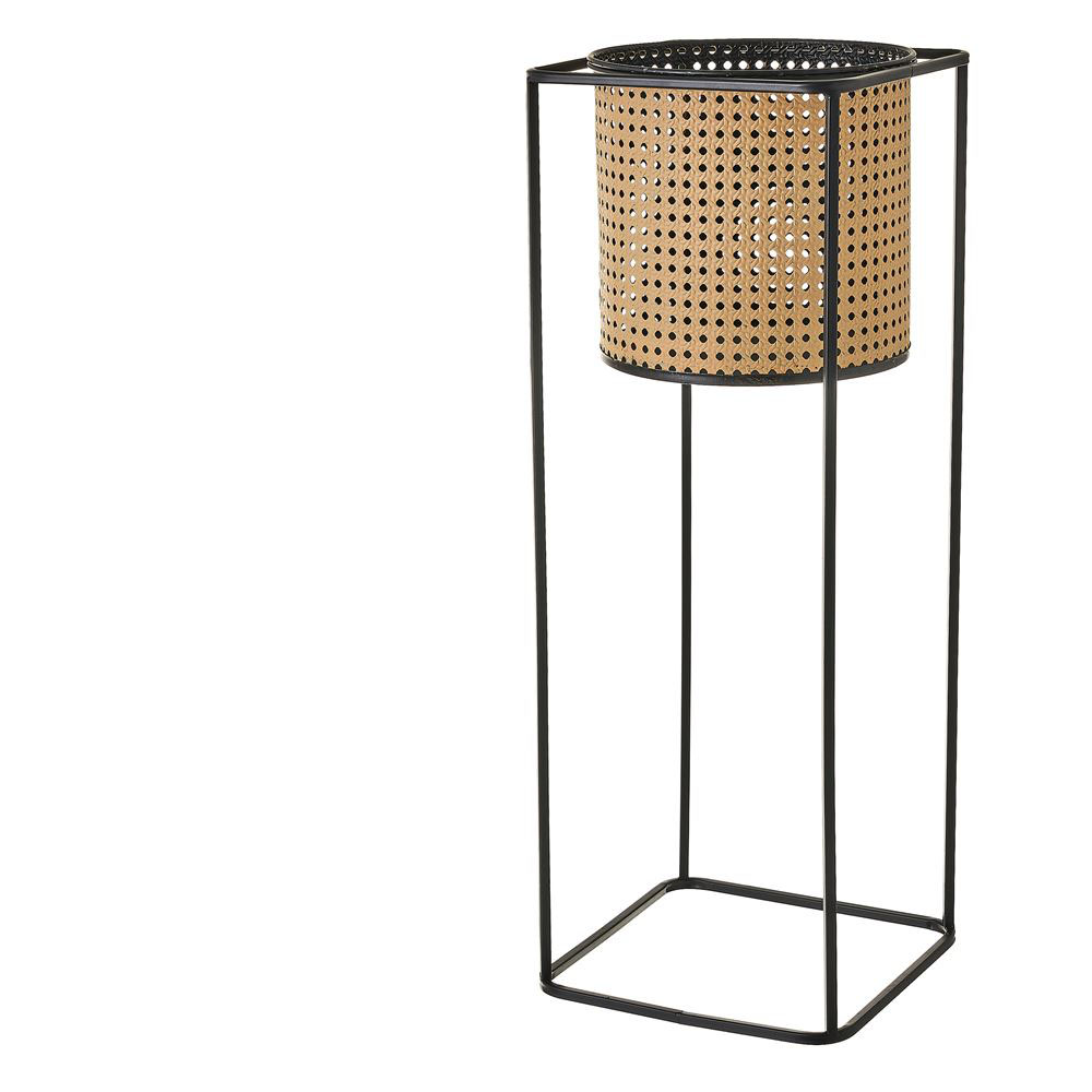 Candeeiro de pé metálico com abajur de rattan perfurado