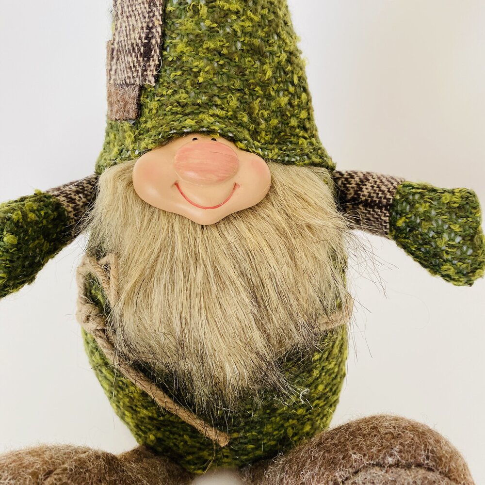 Boneco de duende decorativo verde com padrão xadrez e barba fofa