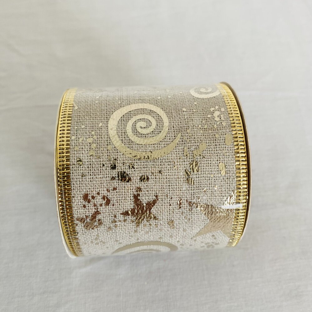 Rolo de fita decorativa bege com espirais brancas e detalhes dourados