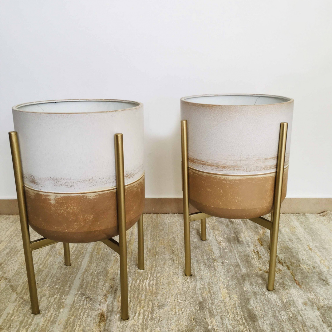 Dois vasos cerâmicos bicolor com suportes metálicos dourados