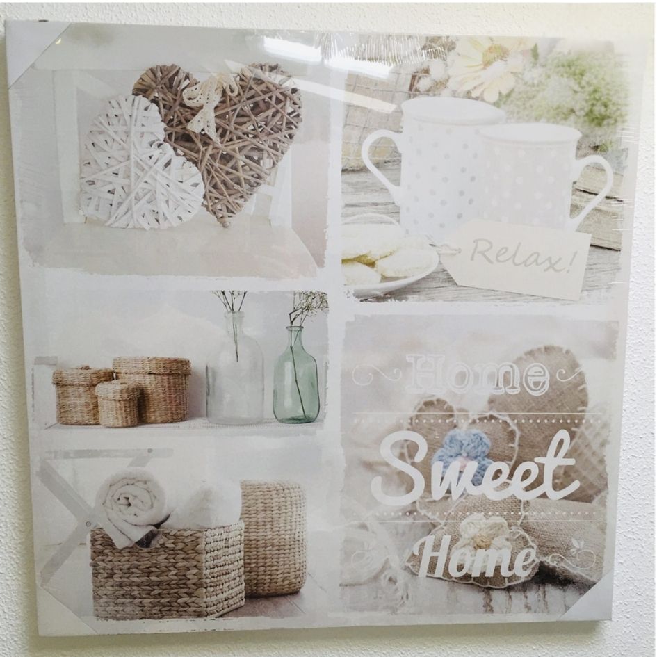 Decoração com corações de vime, canecas brancas, cestos e a frase Home Sweet Home