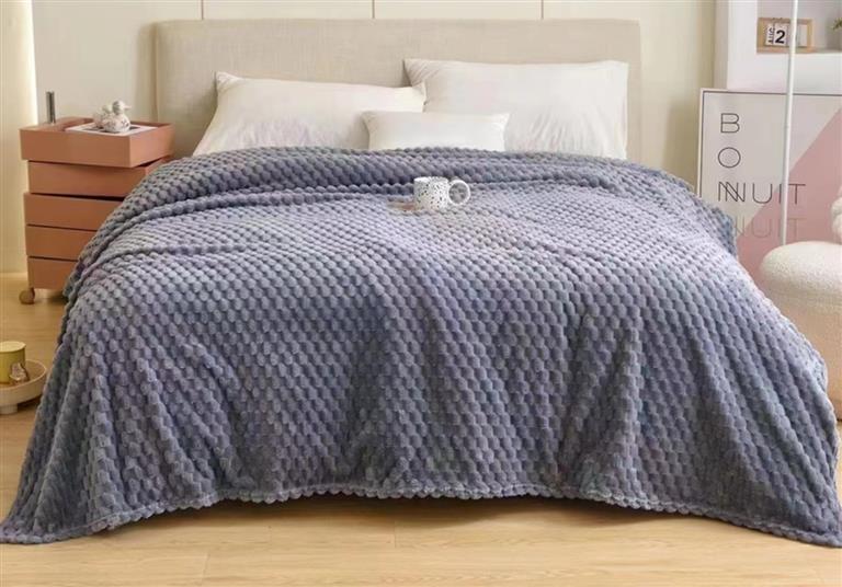 Cama de casal com manta cinza texturizada e cabeceira estofada bege