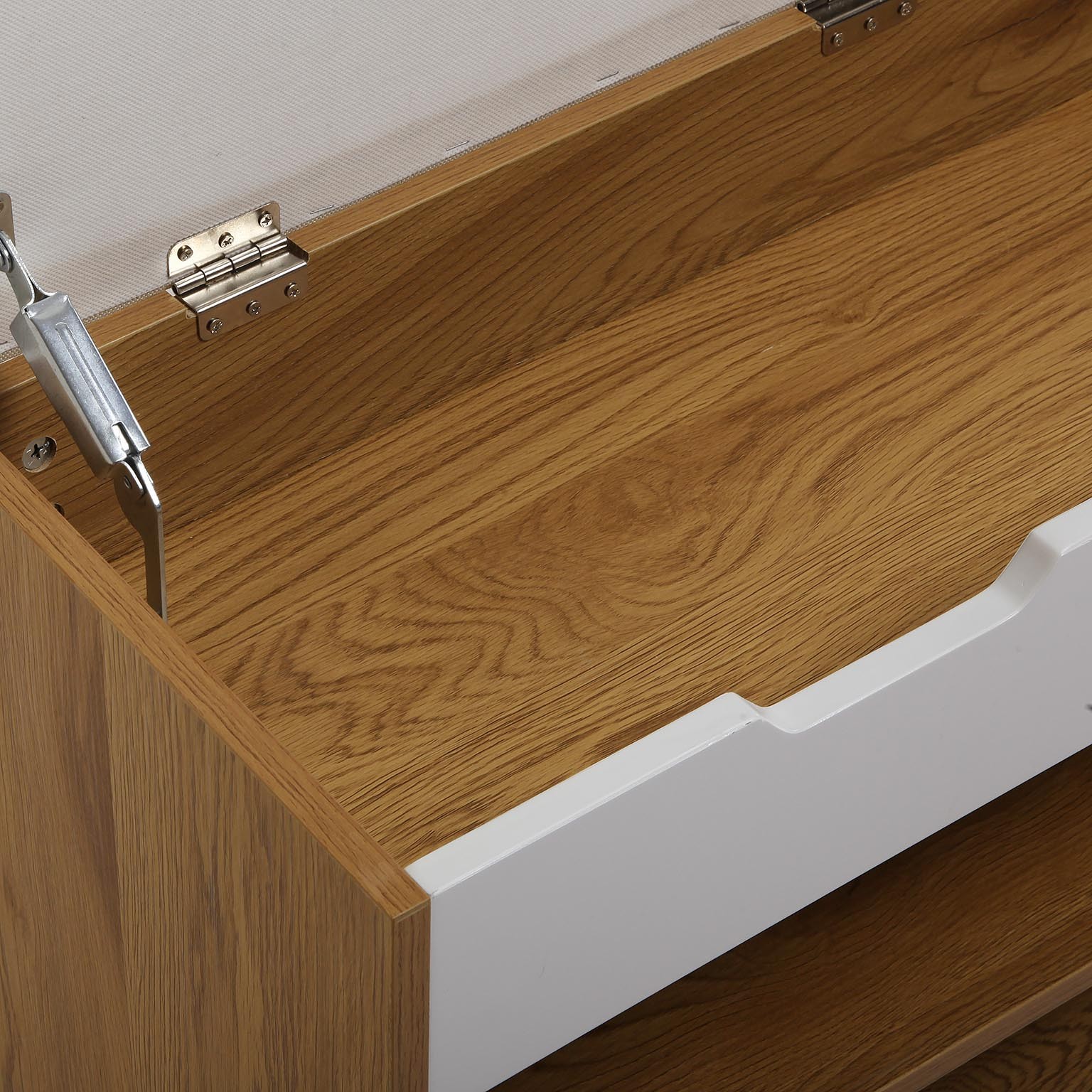 Divisória de móvel em madeira clara com parte frontal branca e dobradiças metálicas