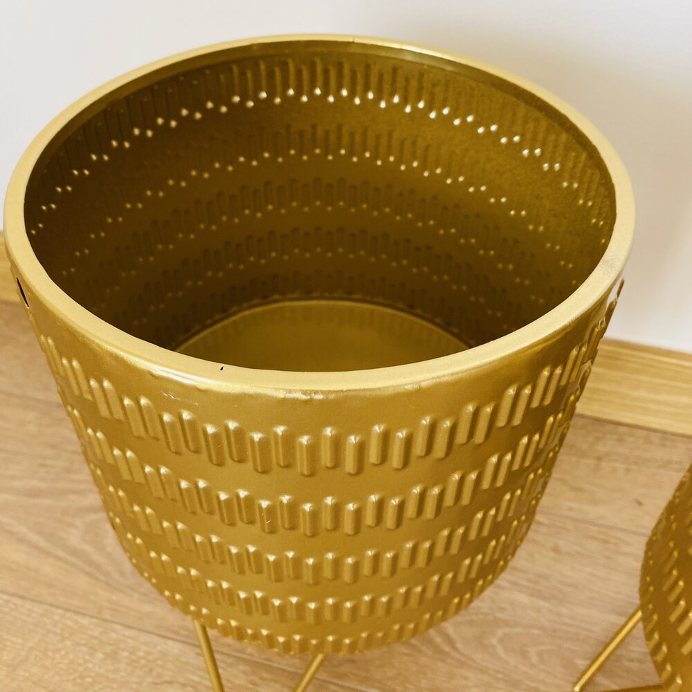 Recipiente metálico dourado perfurado com suporte metálico