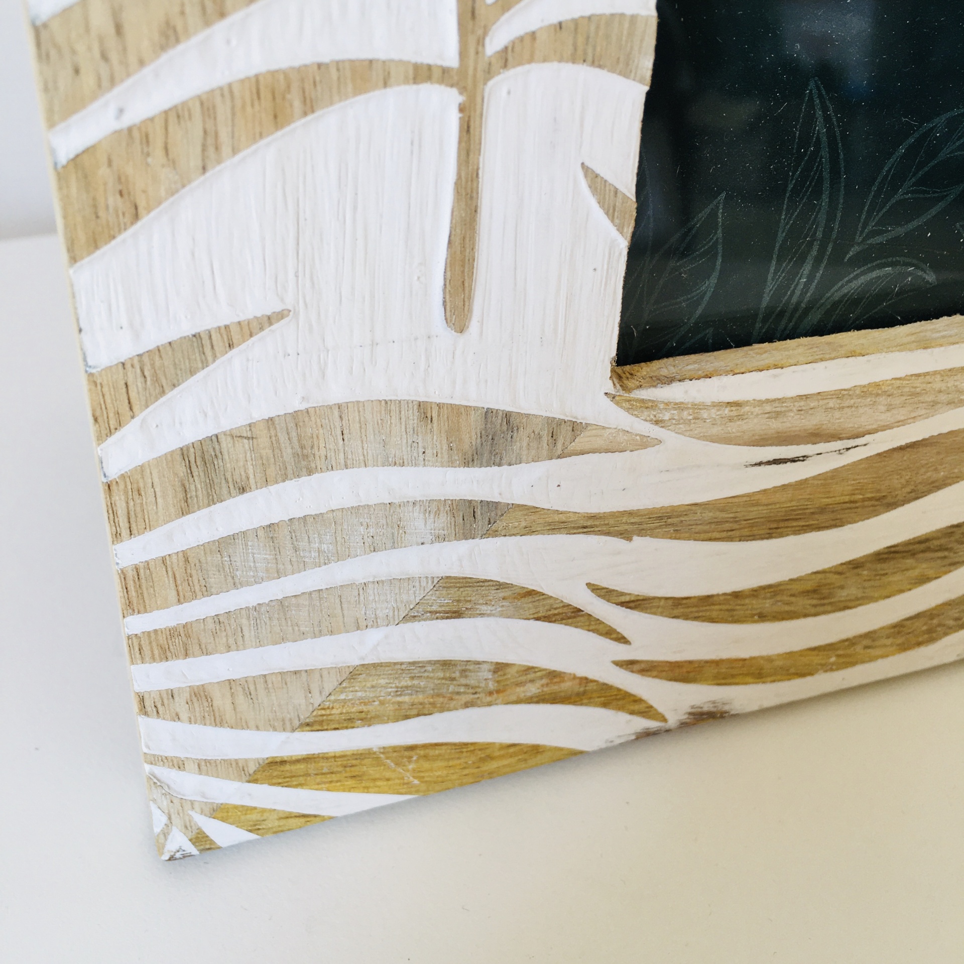 Canto de moldura de madeira branca e natural com vidro