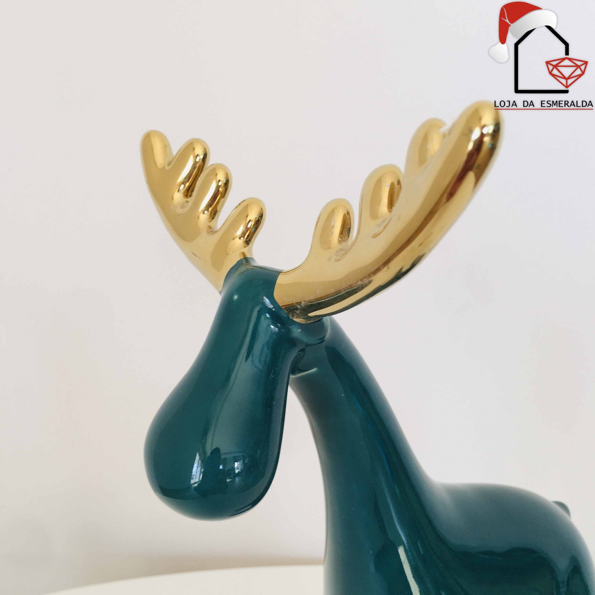 Estatueta decorativa de alce verde com galhadas douradas