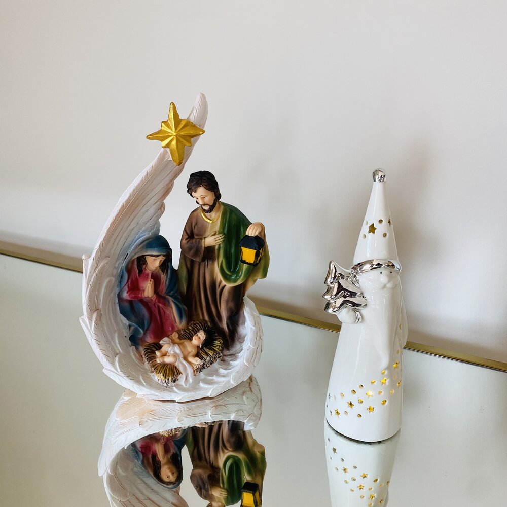 Figura de presépio em cerâmica colorida com estrela dourada e figura branca decorativa