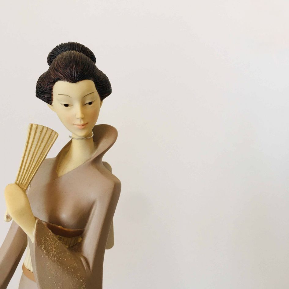 Estatueta mulher asiática com quimono e leque