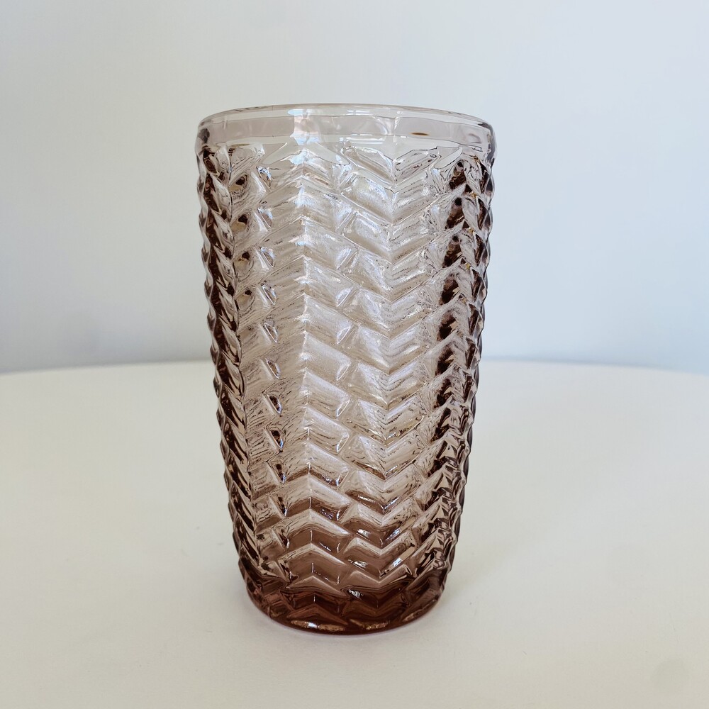 Copo alto de vidro âmbar com textura em espinha de peixe