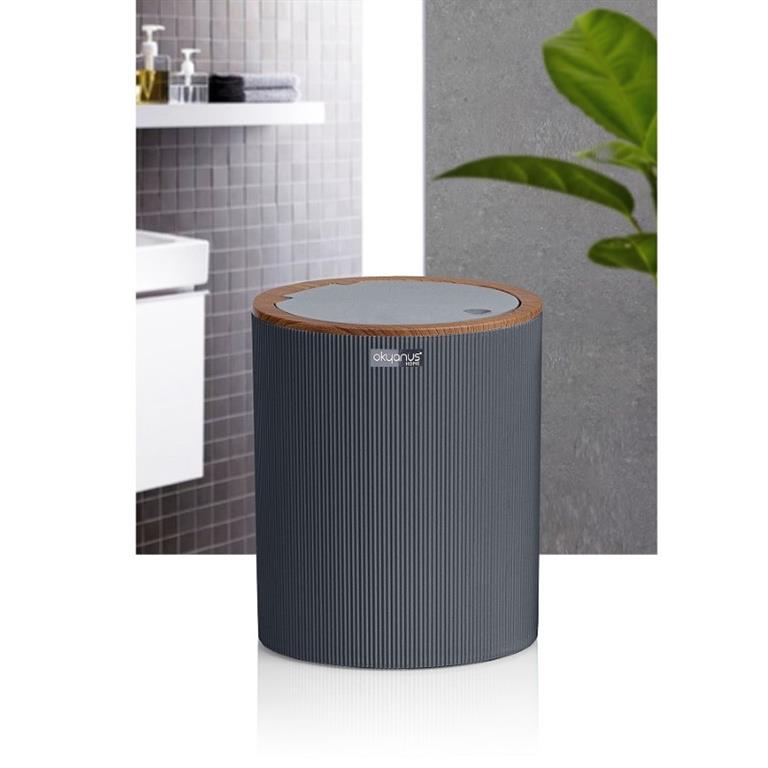 Lixeira cilíndrica cinza com tampa em madeira clara em casa de banho