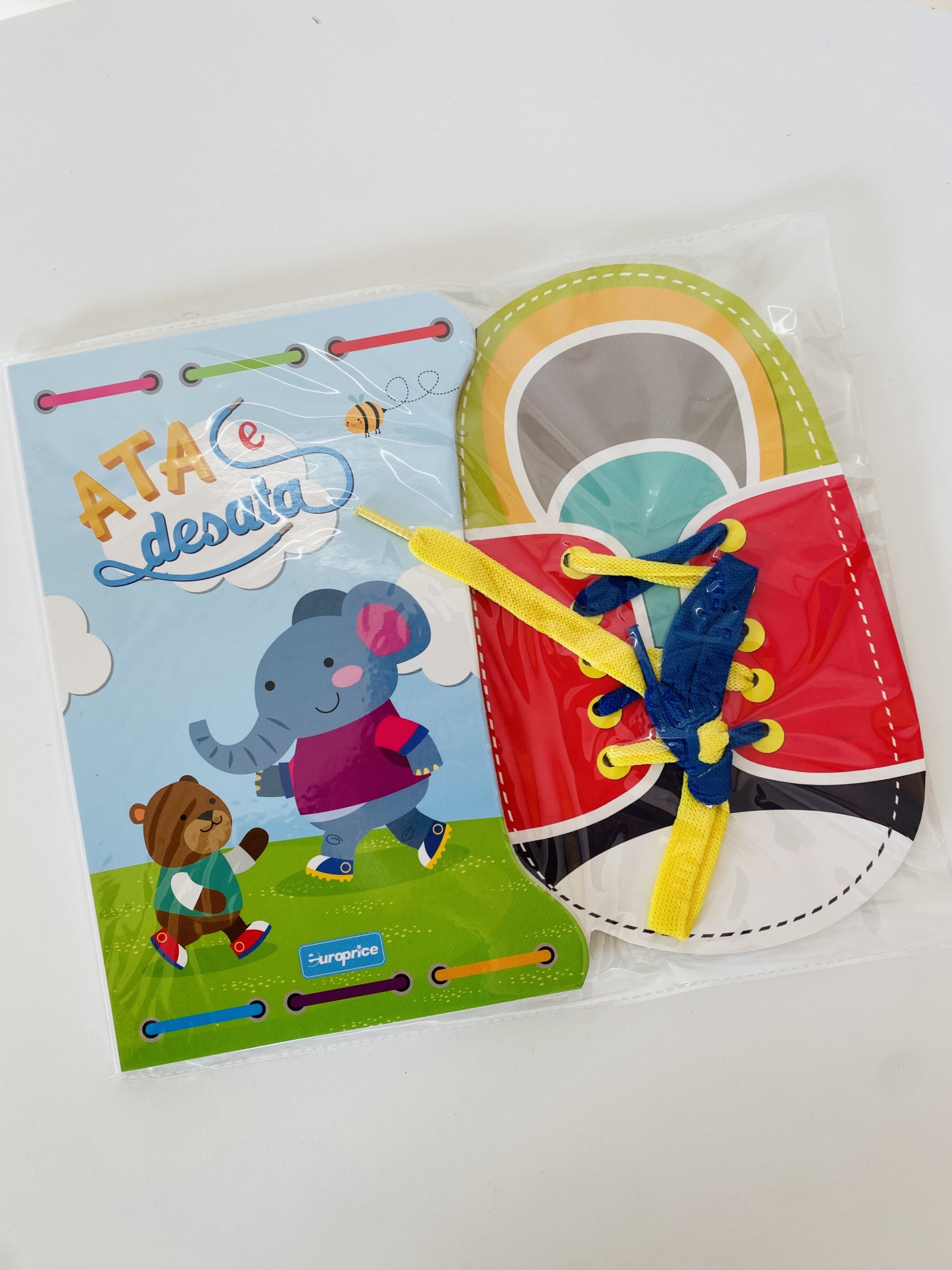 Livro infantil com elefante e urso e brinquedo de atar cadarços em forma de sapatilha