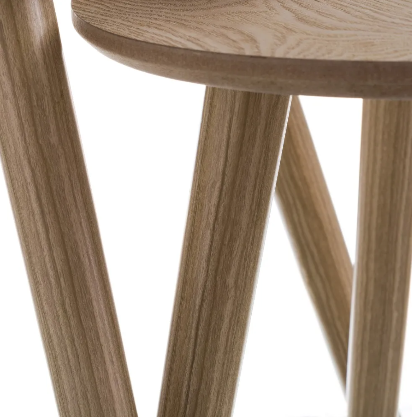 cadeira de madeira clara com assento redondo e pernas retas