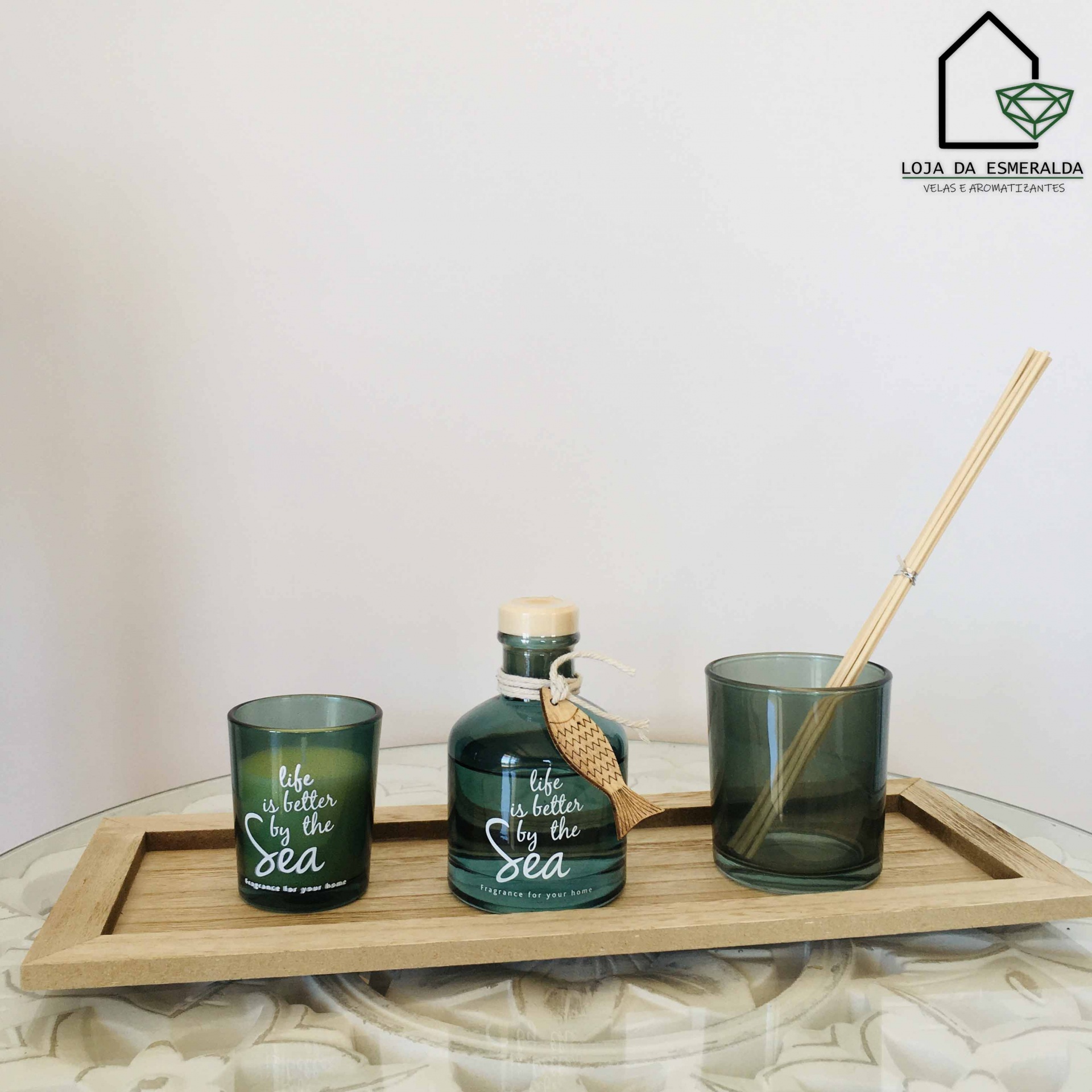 Conjunto decorativo com copos e frasco de vidro verde e bandeja de madeira