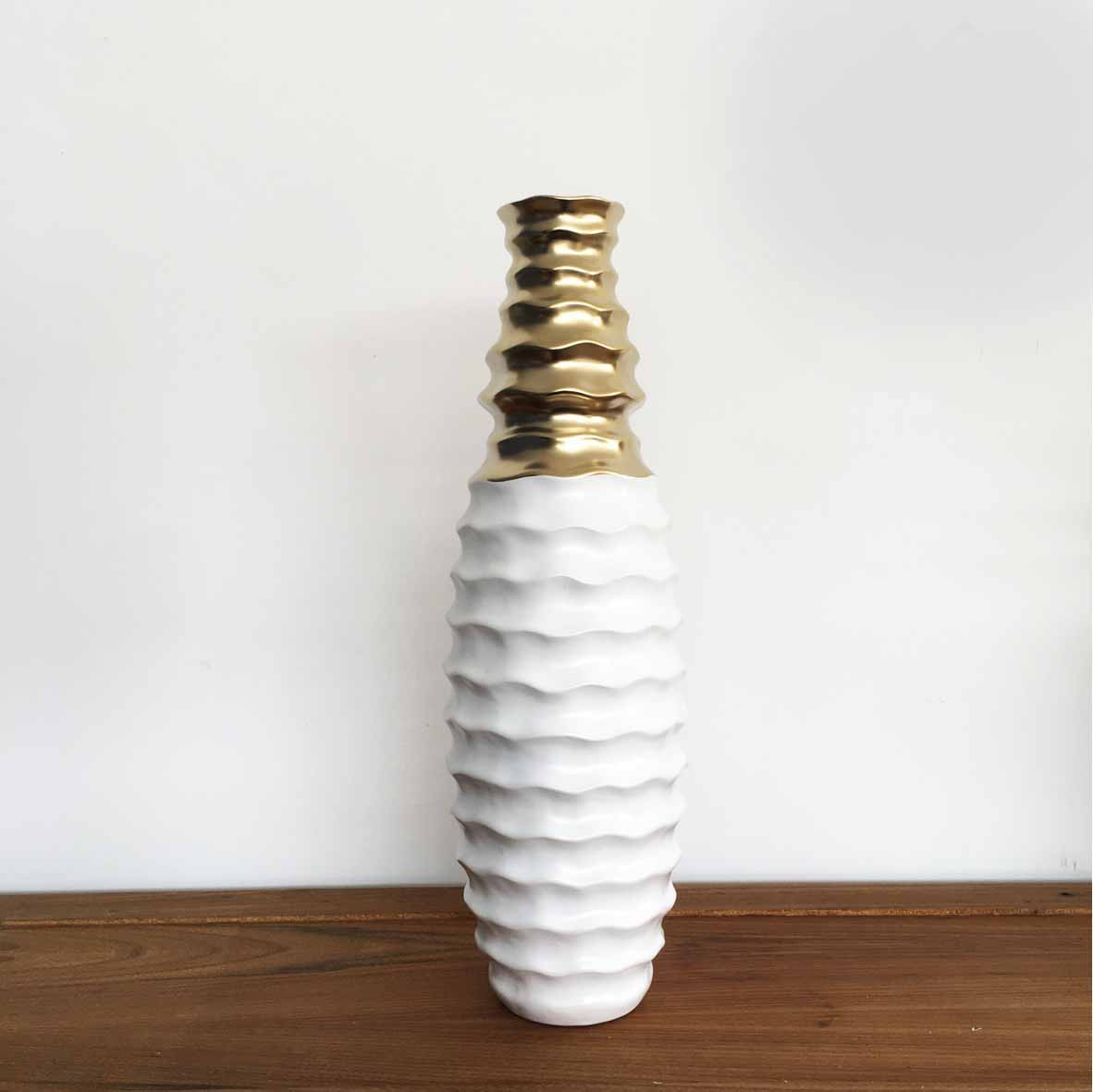 Garrafa decorativa branca com detalhe dourado