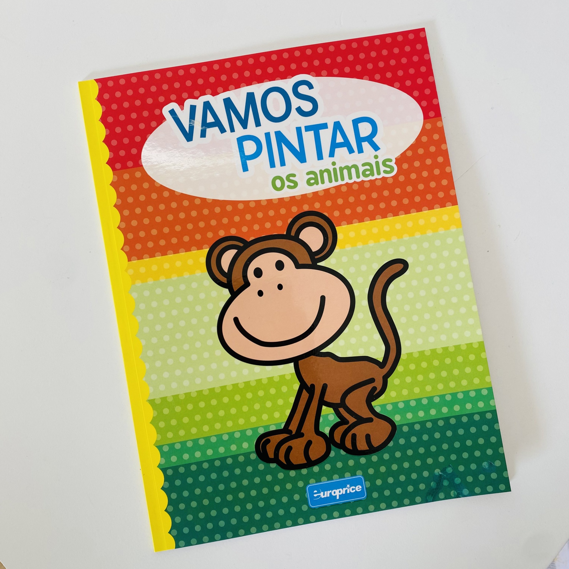 Capa de livro infantil colorida com desenho de macaco e texto 'VAMOS PINTAR os animais'.