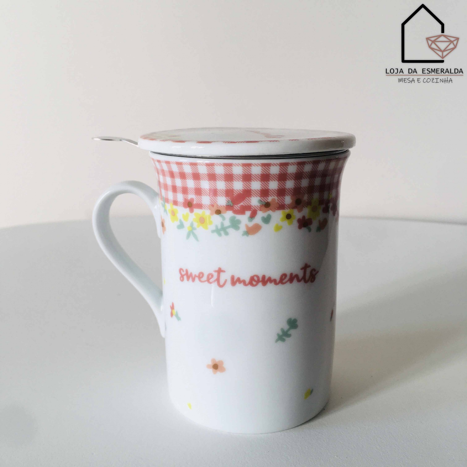 Caneca branca com decoração floral e texto sweet moments