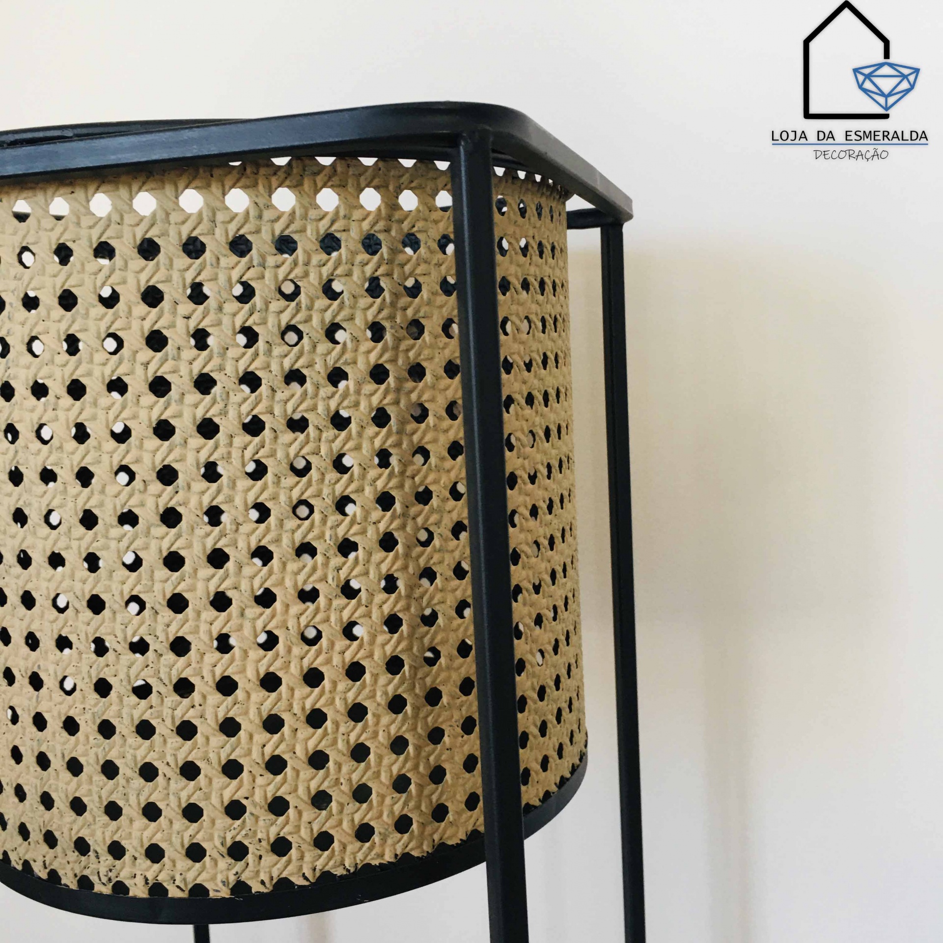 Luminária de mesa com cúpula em rattan natural e estrutura metálica preta