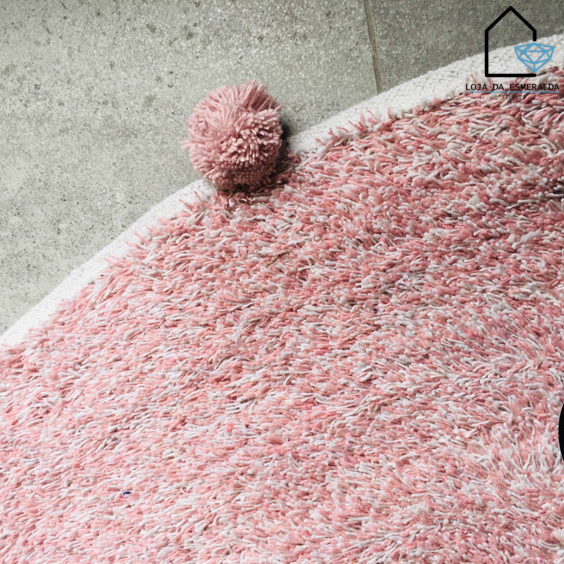 Tapete ou almofada rosa felpuda redonda com pompom