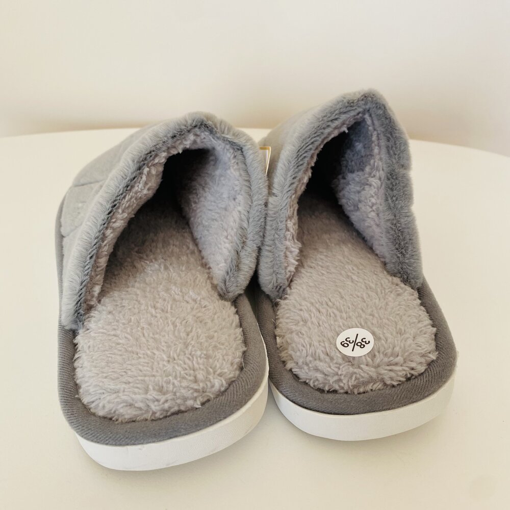 Chinelos cinza com interior felpudo e selo 6 1/2