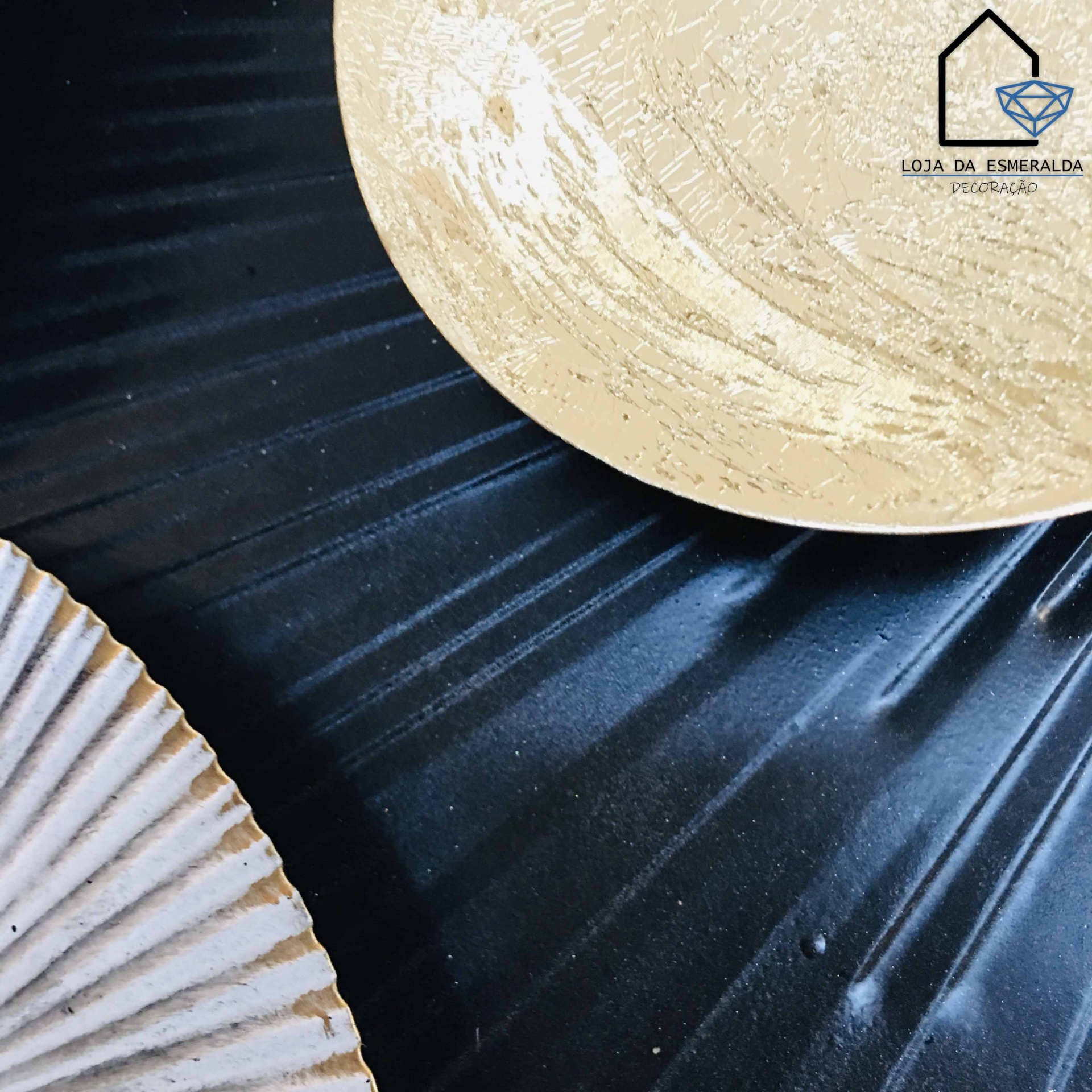 Detalhe de três pratos decorativos em cerâmica com diferentes cores e texturas, com logotipo 'LOJA DA ESMERALDA DECORAÇÃO' no canto superior direito