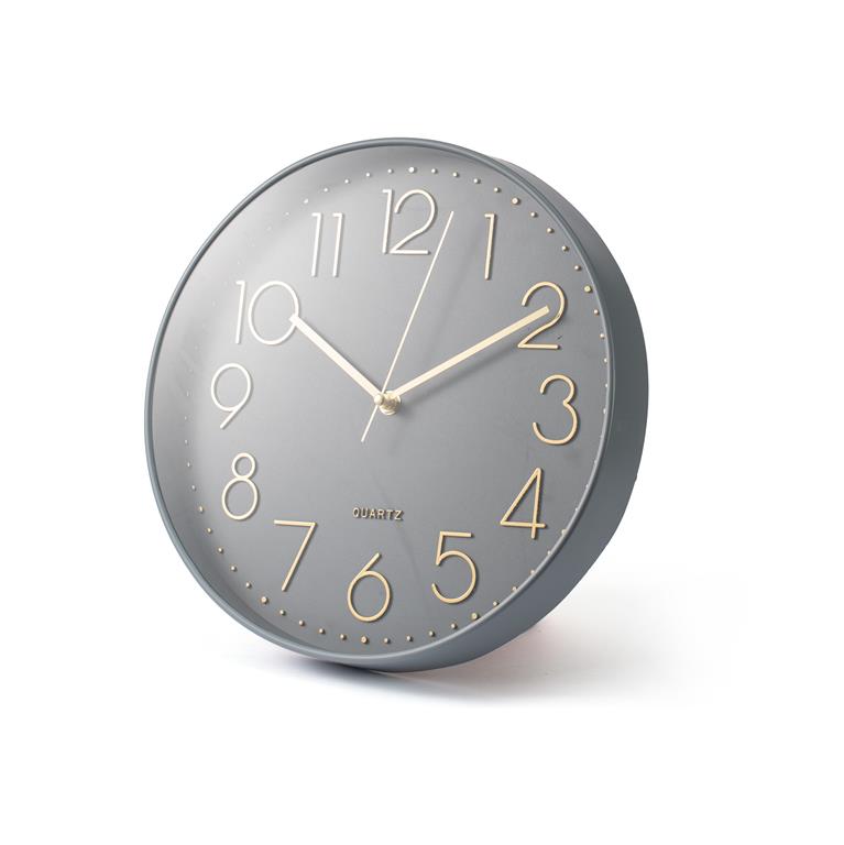 Relógio de parede cinzento com números dourados e ponteiros brancos