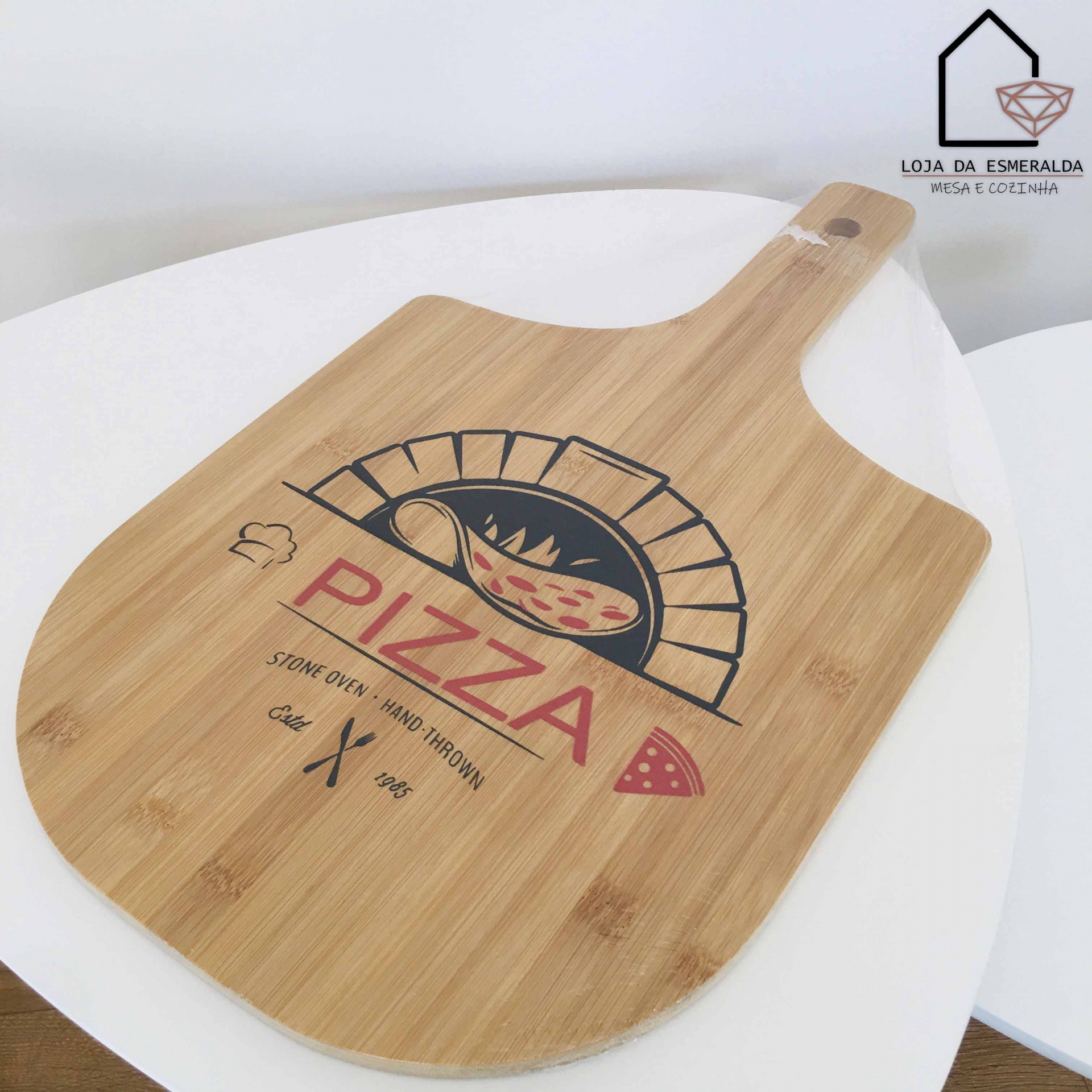 Prancha de cozinha de madeira clara com ilustração e texto relacionados a pizza