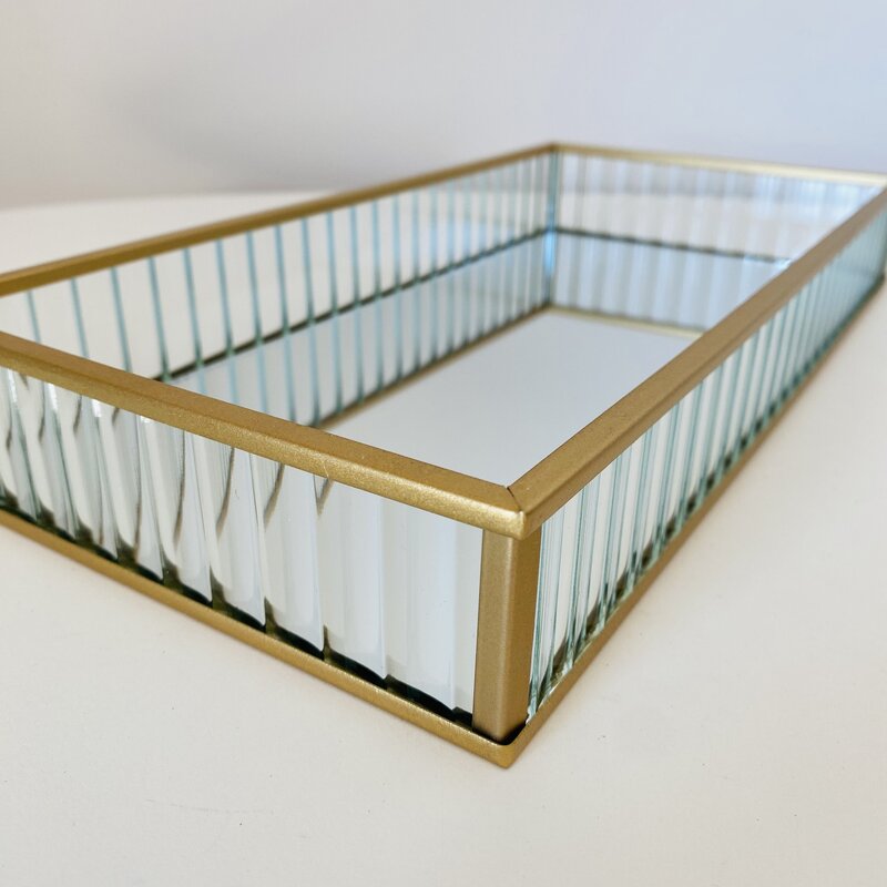 bandeja retangular dourada com vidro canelado