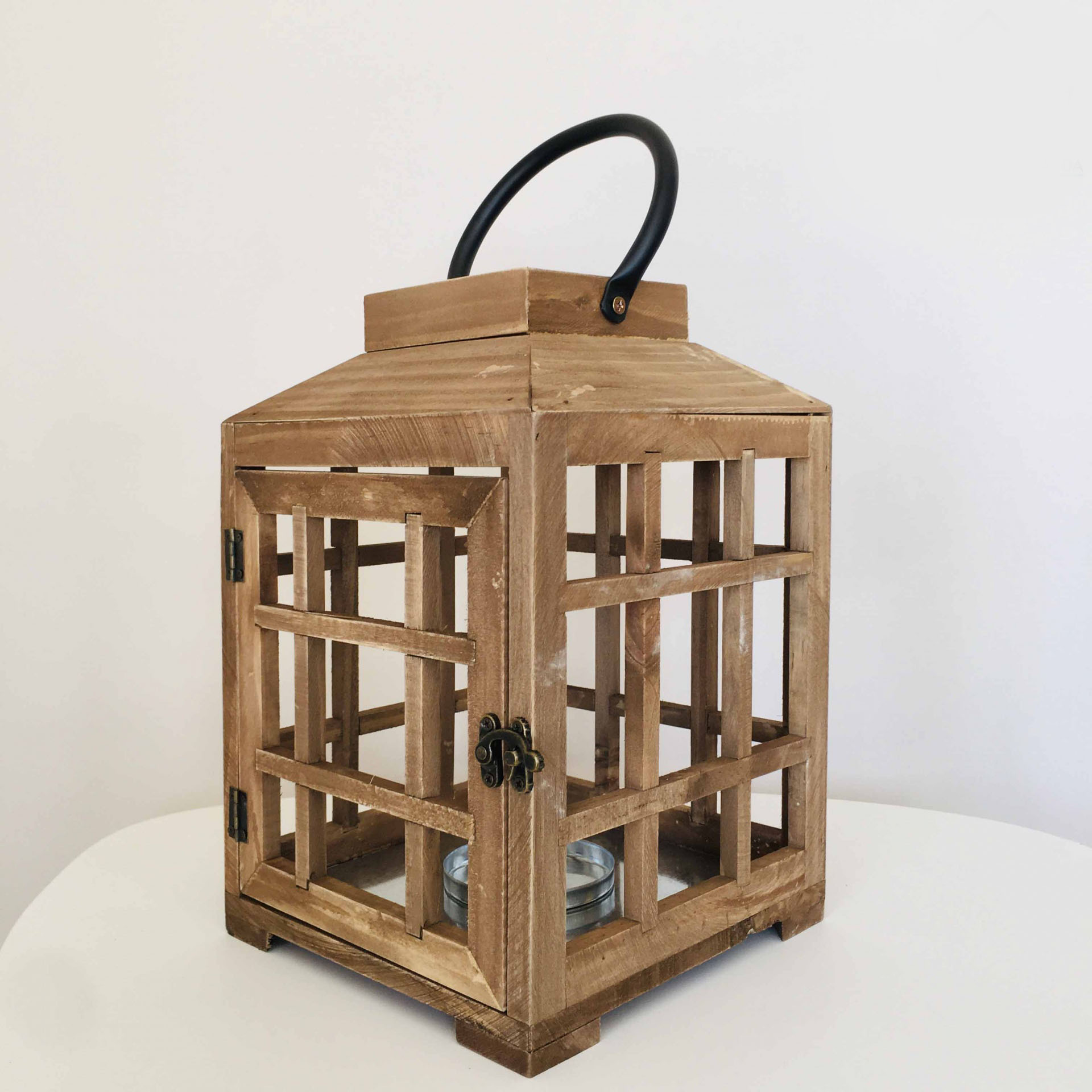 Lanterna decorativa de madeira quadrada com pega preta