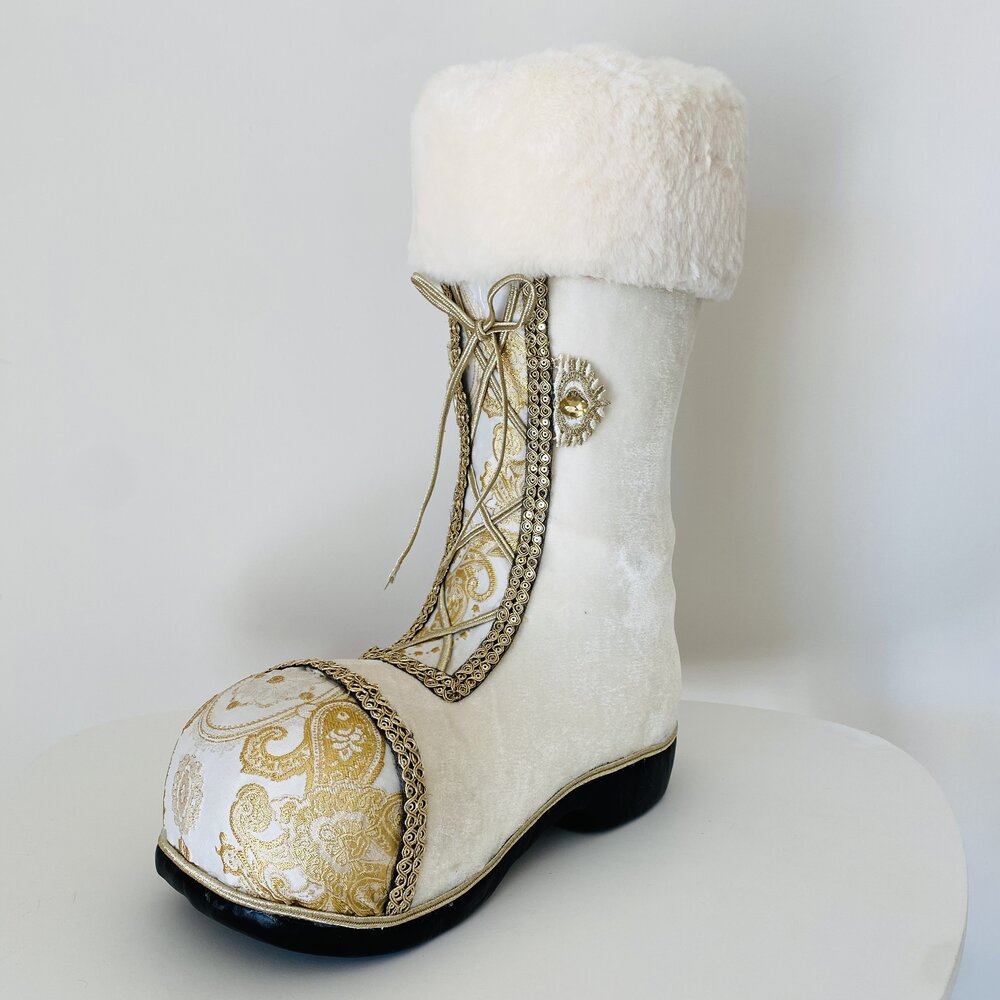 Bota branca decorativa com padrão dourado e pelo branco
