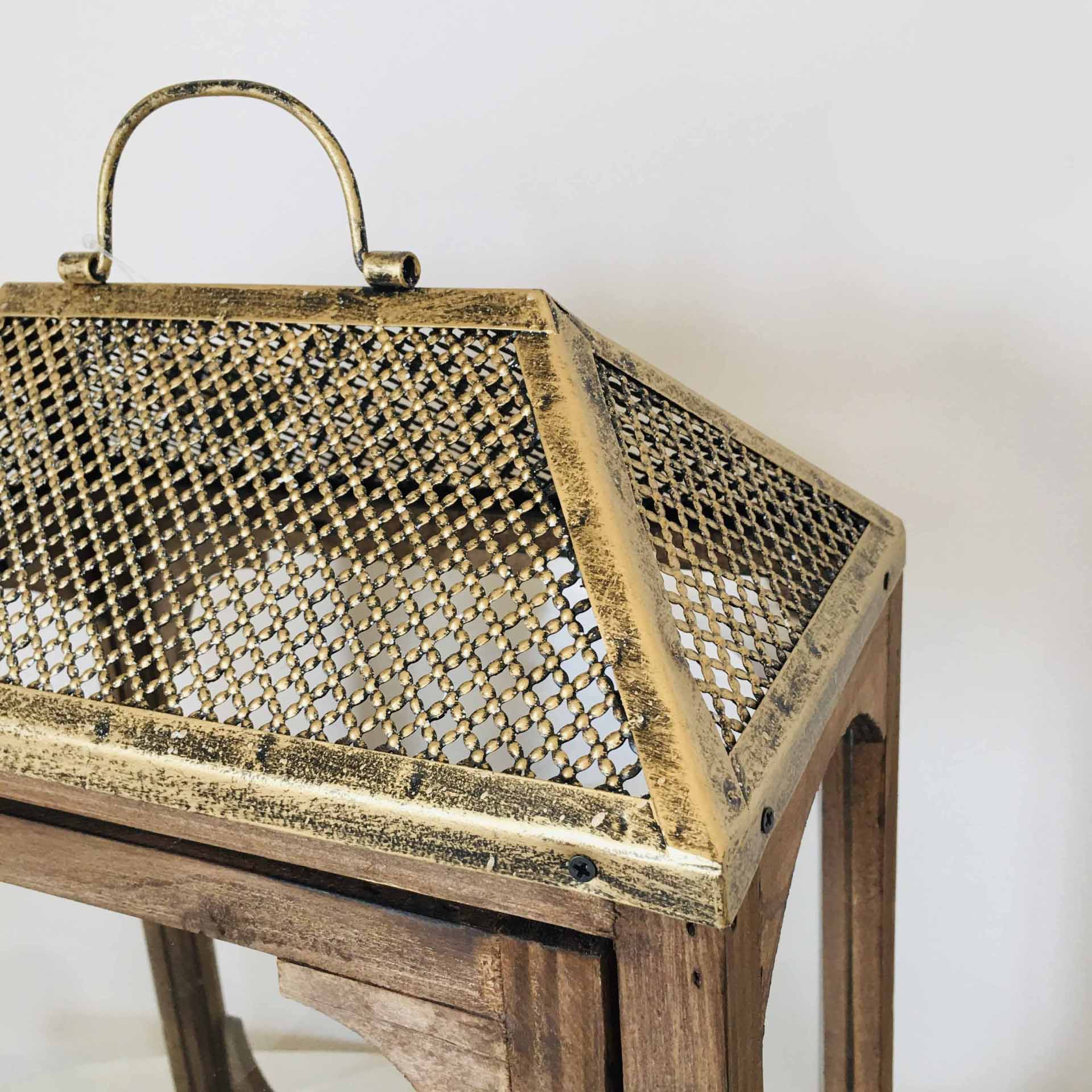 Lanterna decorativa em madeira e metal dourado envelhecido com topo em rede metálica.