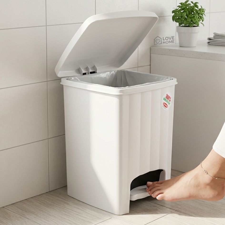 Caixote de lixo branco com tampa aberta em cozinha