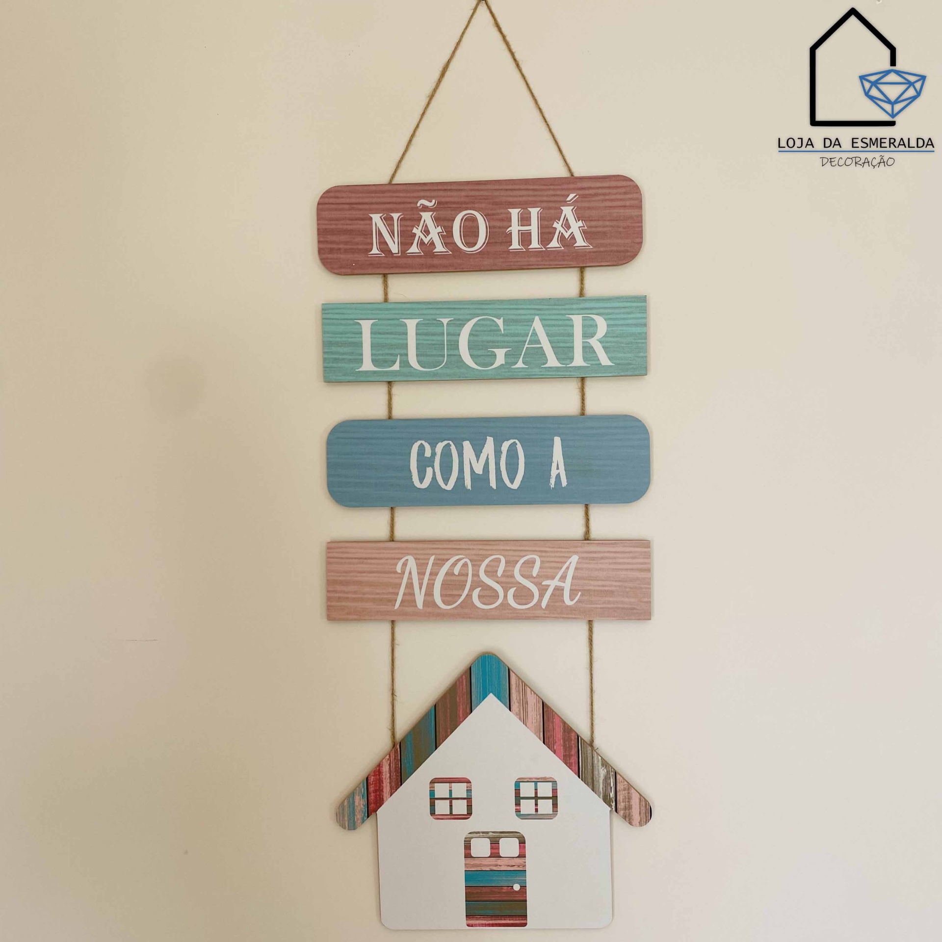 Placa decorativa pendurada de madeira com texto em português e forma de casa colorida