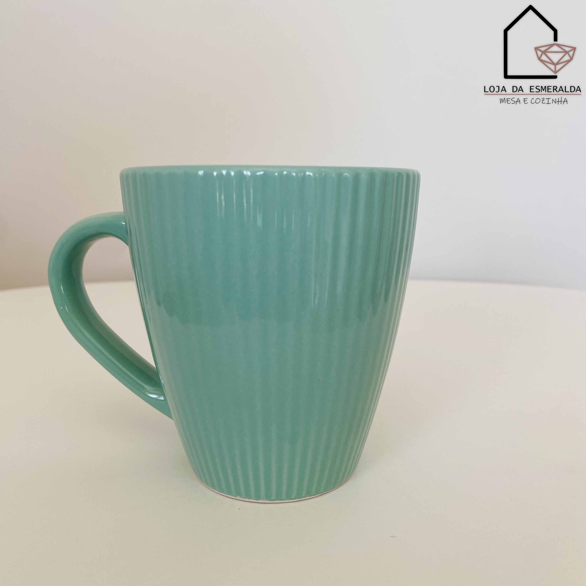 Caneca verde água com textura de linhas verticais