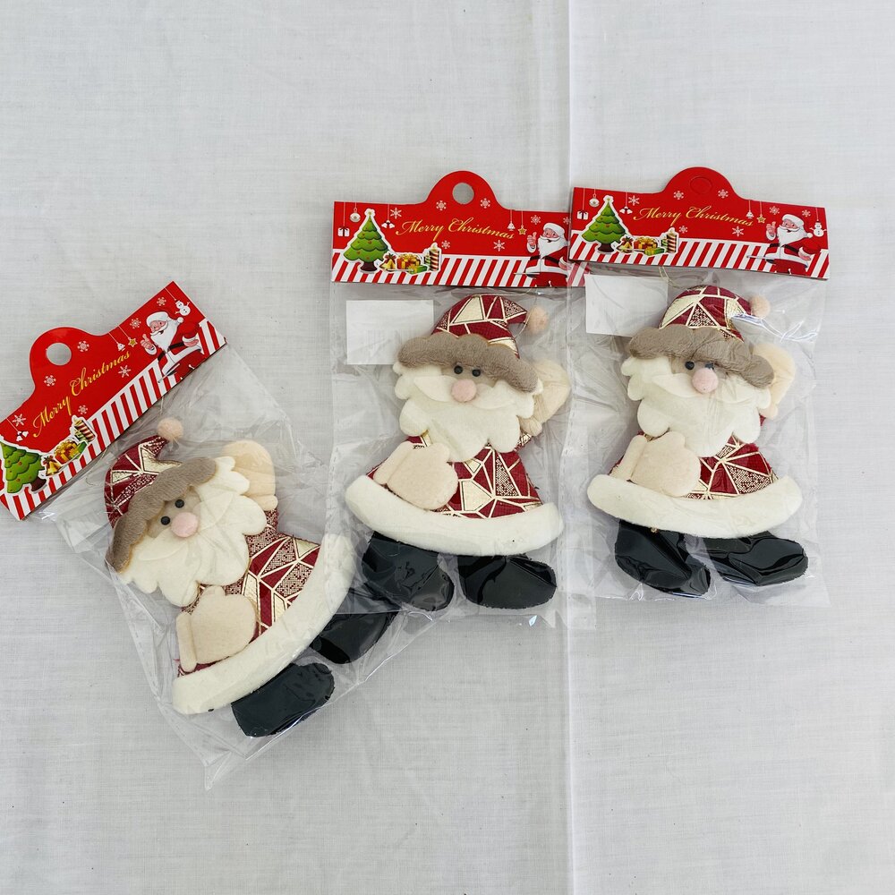 Três decorações de Natal do Pai Natal em tecido, embaladas, com etiqueta Merry Christmas