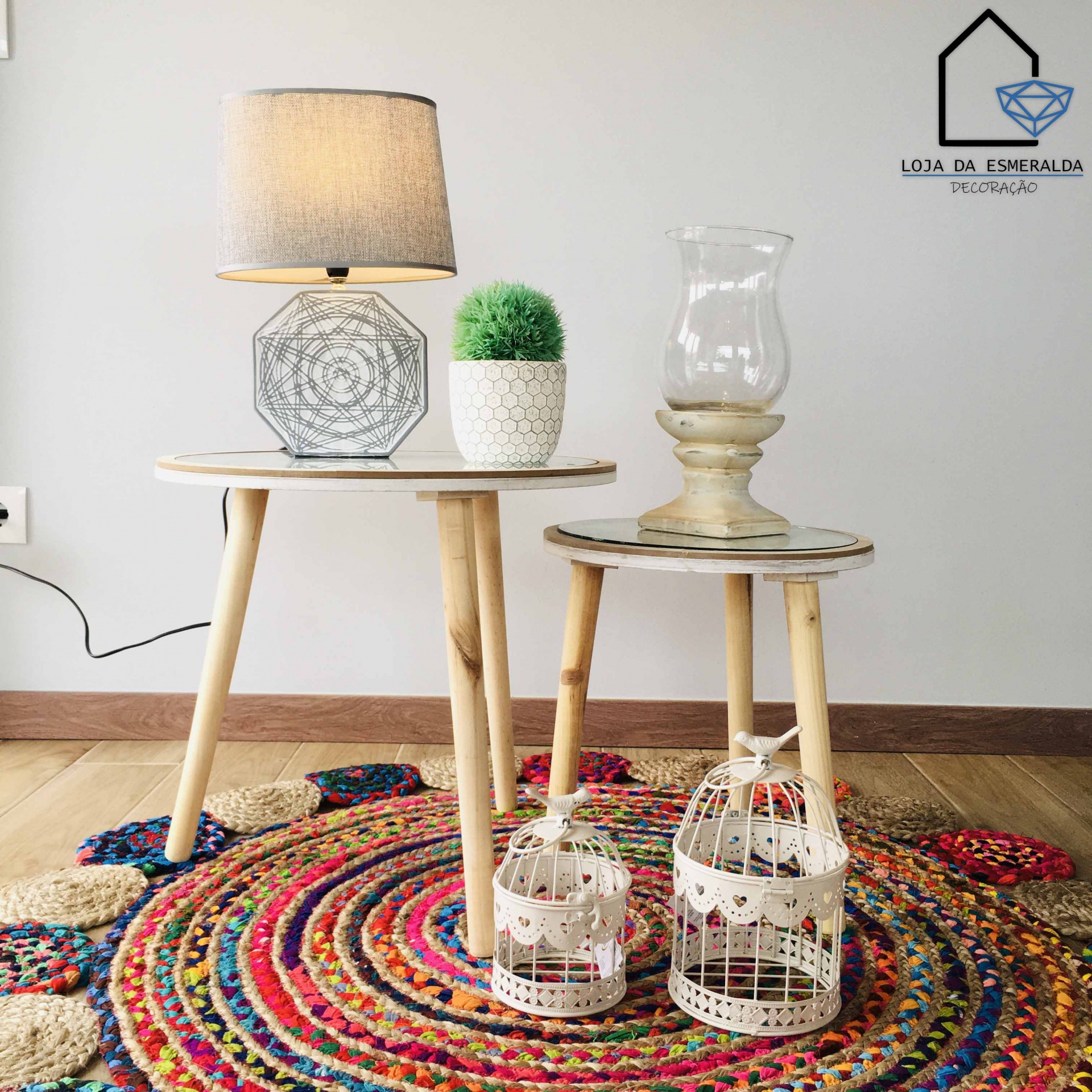 Duas mesas rústicas de madeira com decoração, tapete colorido redondo em madeira