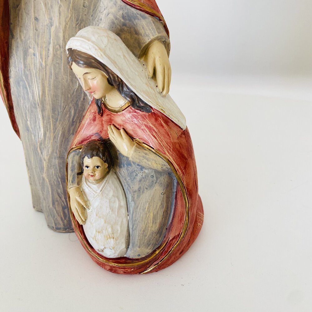 Estátua da Sagrada Família em resina pintada com detalhes de Maria e Menino Jesus